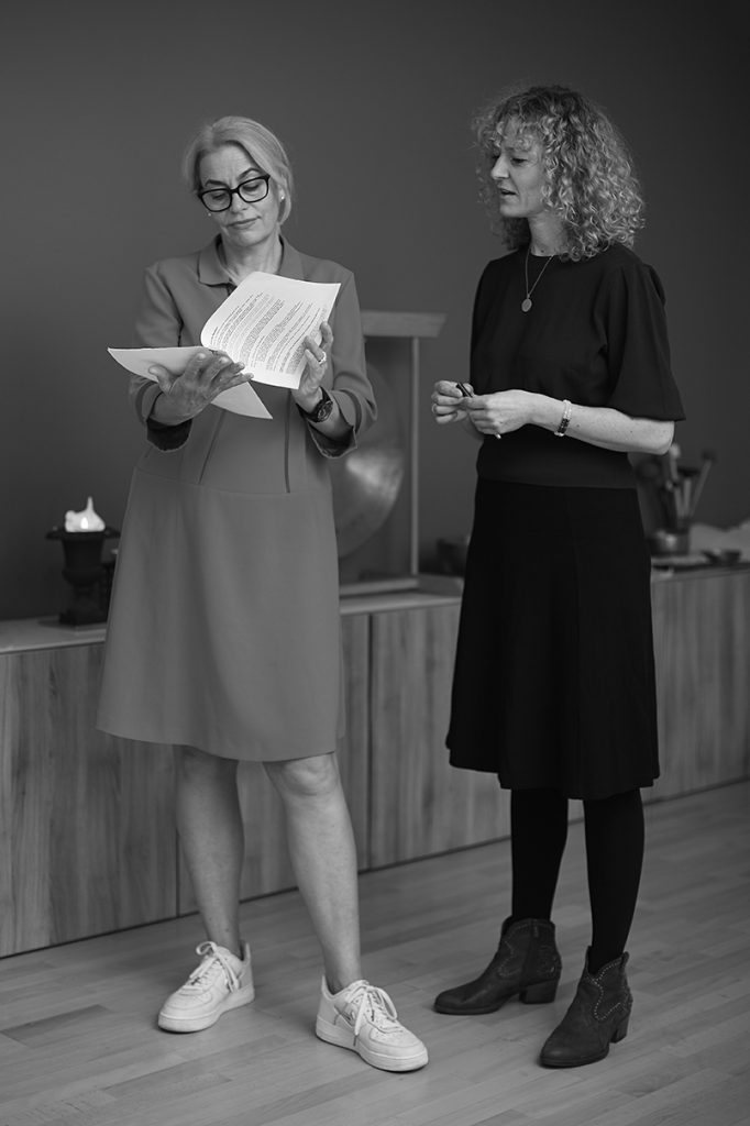 Vicky und Klientin besprechen einen Text.