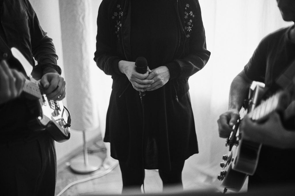 Vicky und zwei Personen mit Gitarre bei einer Probe.