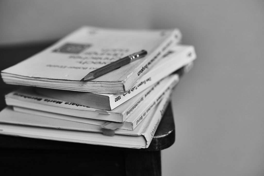 Ein Stapel Fachbücher mit einem Bleistift darauf.