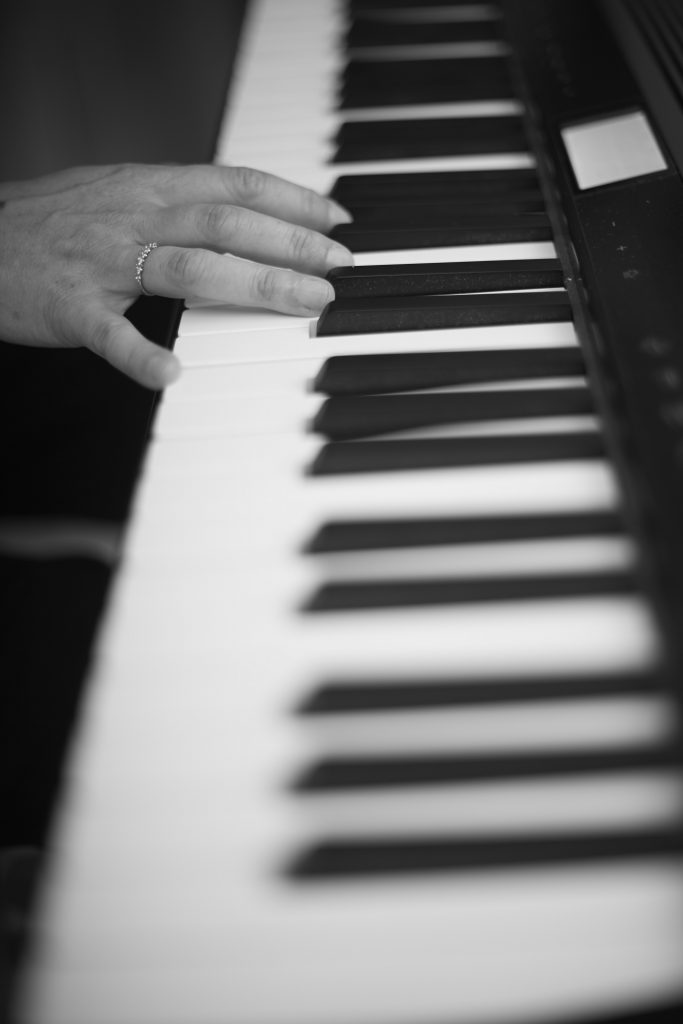 Vickys Hand am Klavier.