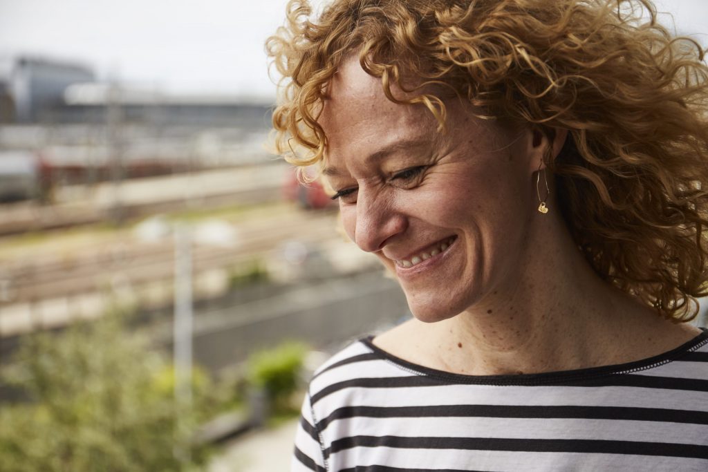 Vicky Breskott lächelnd mit der Donnersberger Brücke im Hintergrund.