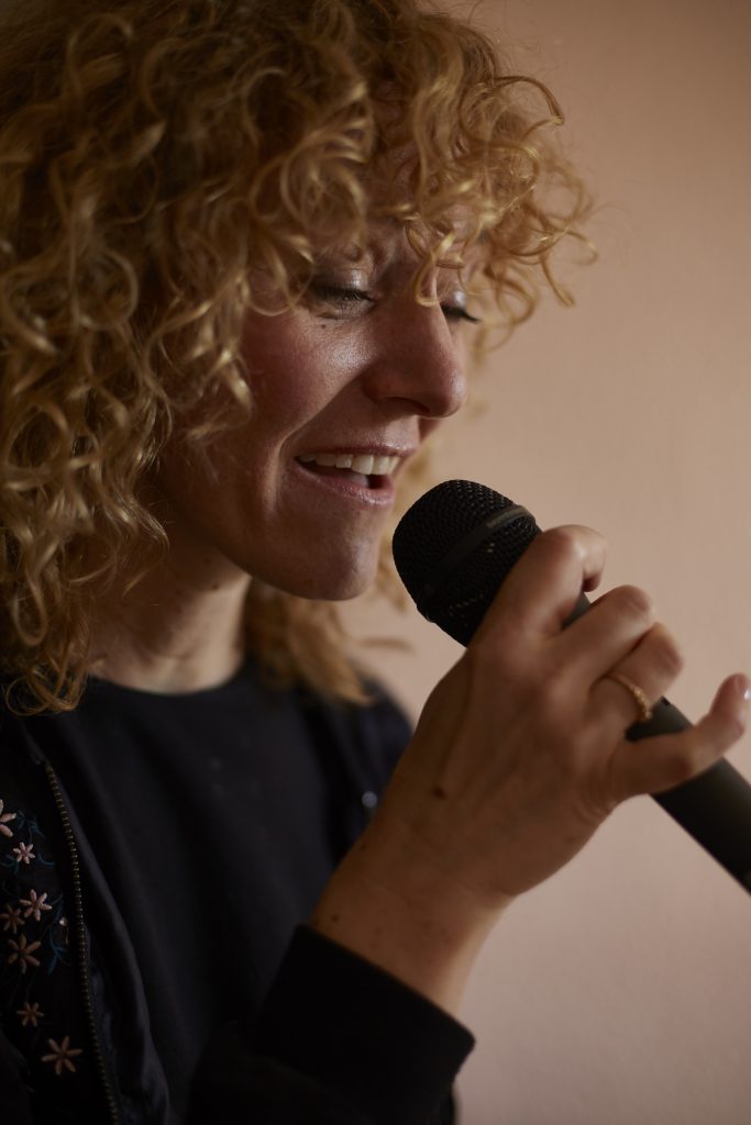 Vicky singt bei einer Bandprobe.