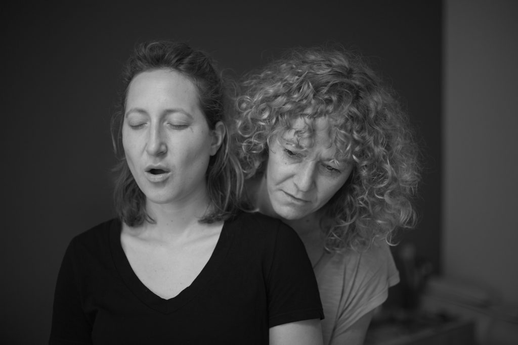 Vicky arbeitet stimmtherapeutisch mit einer Klientin.