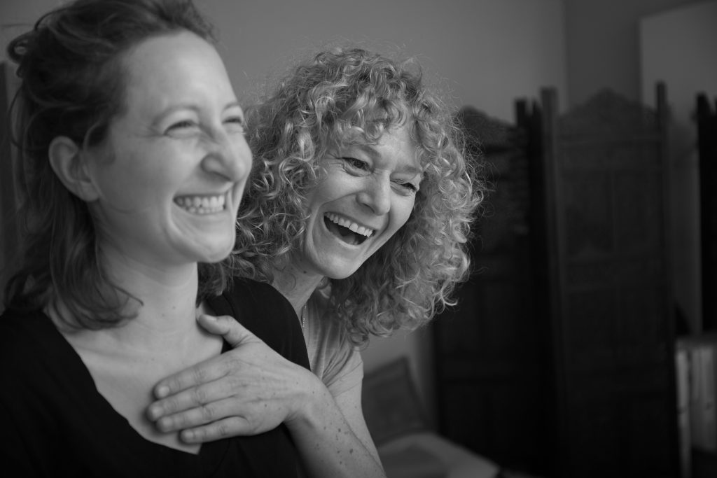 Vicky und Klientin lachen während der Stimmbildung.