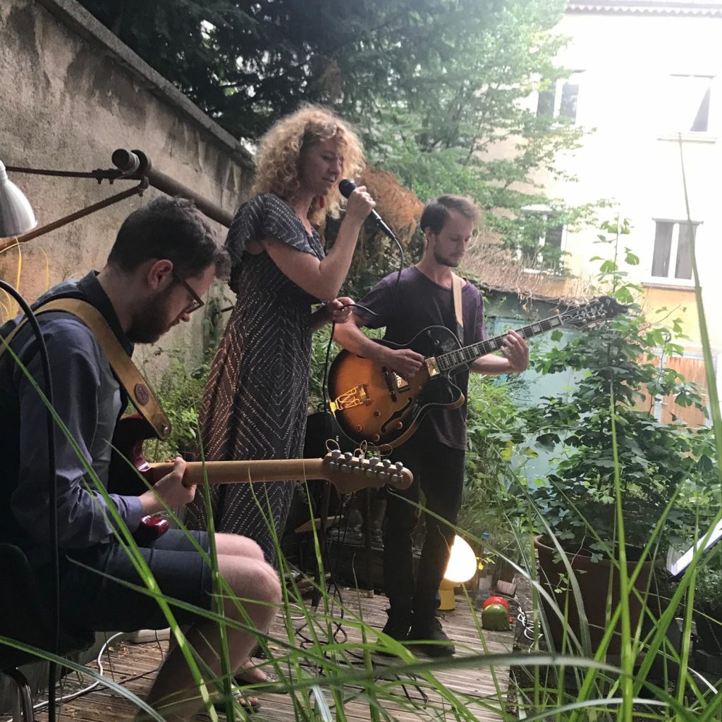 Vickys Trio bei einem Konzert in einem Hinterhof.