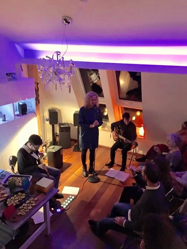 Vickys Trio beim Konzert von oben fotografiert.